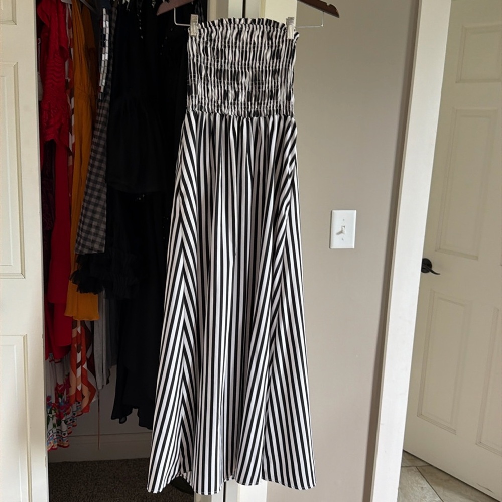 Strapless black and white Maxi dress with pockets